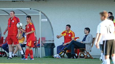 "Ridică-te și dă-ți demisia!" Scene incredibile la naționala U19. Antrenorul a îngenuncheat și a cerut să nu fie dat afară