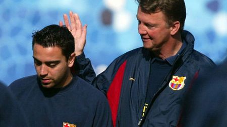 Van Gaal vrea să-l "deturneze" pe Xavi din drumul către echipa lui Petrescu