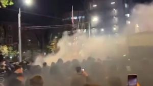 Ultrașii lui FCSB au făcut show pe străzile din București înaintea derby-ului cu Dinamo. FOTO