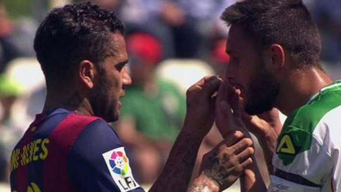 Florin Andone, în centrul unui moment memorabil în meciul cu Barcelona. Ce a făcut Dani Alves pentru român
