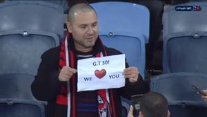 VIDEO | Impresionant! Fanii lui Hapoel Haifa și un gest de maxim atașament pentru Gabi Tamaș. Ce s-a întâmplat în minutul 30