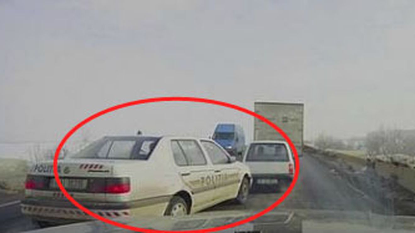 VIDEO INCREDIBIL Ei fac legea în România!** Uite cum fuge POLIȚIA de la locul accidentului!