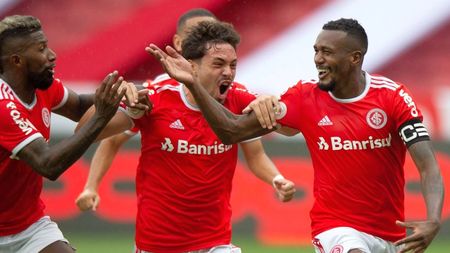 Caz incredibil în prima ligă braziliană! Fundașul lui Internacional, Rodinei, a fost eliminat în meciul contra echipei de unde e împrumutat, după ce un fan plătise 150.000 de euro pentru a avea drept de joc!