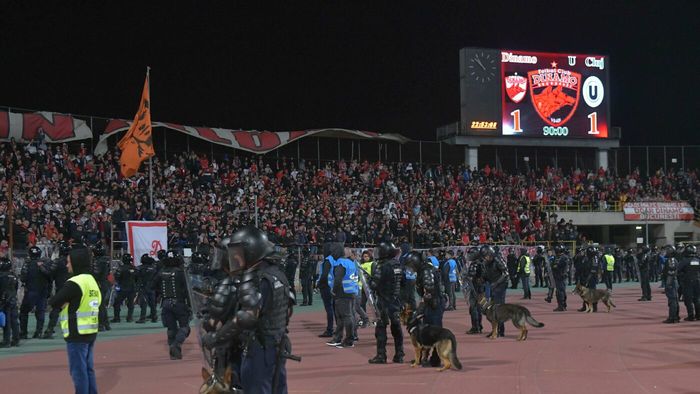 Jucătorii lui Dinamo au ironizat o glorie a clubului care a vrut să le țină un discurs mobilizator înaintea barajului cu U Cluj: „Mi-au spus să termin cu comunismele astea”