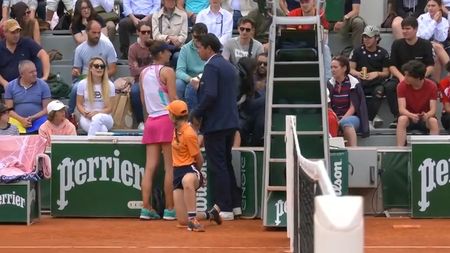 Irina Begu, la un pas de descalificare la Roland Garros! Incident incredibil: românca a lovit cu racheta un spectator | VIDEO