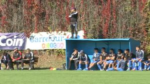 Fabulos! Un antrenor din Liga 1 s-a urcat pe banca de rezerve pentru a vedea meciul amical al propriei echipe :)