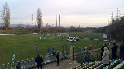 VIDEO | Momente de panică în Liga 3! Un fotbalist s-a lovit cu capul de bordură și a fost transportat la spital