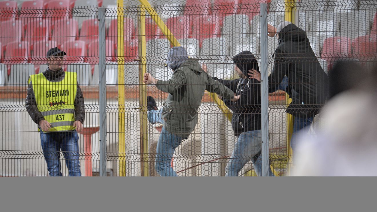 Ultrașii din PCH nu au mai suportat umilința! GALERIE FOTO | Gestul extrem al fanilor, în timpul meciului cu Viitorul. Ce au făcut înainte ca jandarmii să intervină