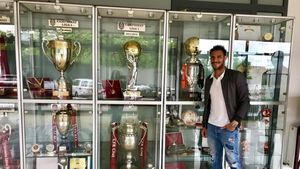 Mario Camora, "săgeți" către FCSB: "Prefer să fie pe mine tricoul de campion, decât să-i văd pe alții cum se bucură! Mai adăugăm o vitrină dacă este cazul și nu mai e loc pentru cupe"