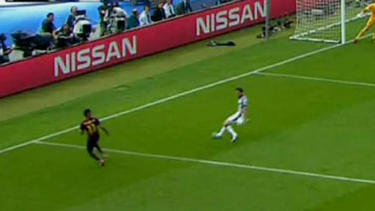 FOTO | Arbitrii i-au refuzat Barcelonei o lovitură de la 11 metri. Lichtsteiner a pus mâna pe minge, dar jocul n-a fost oprit