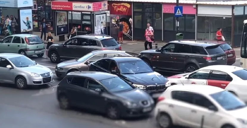 Un șofer și-a folosit BMW-ul pentru a împinge o altă mașină! Imagini uluitoare în București!