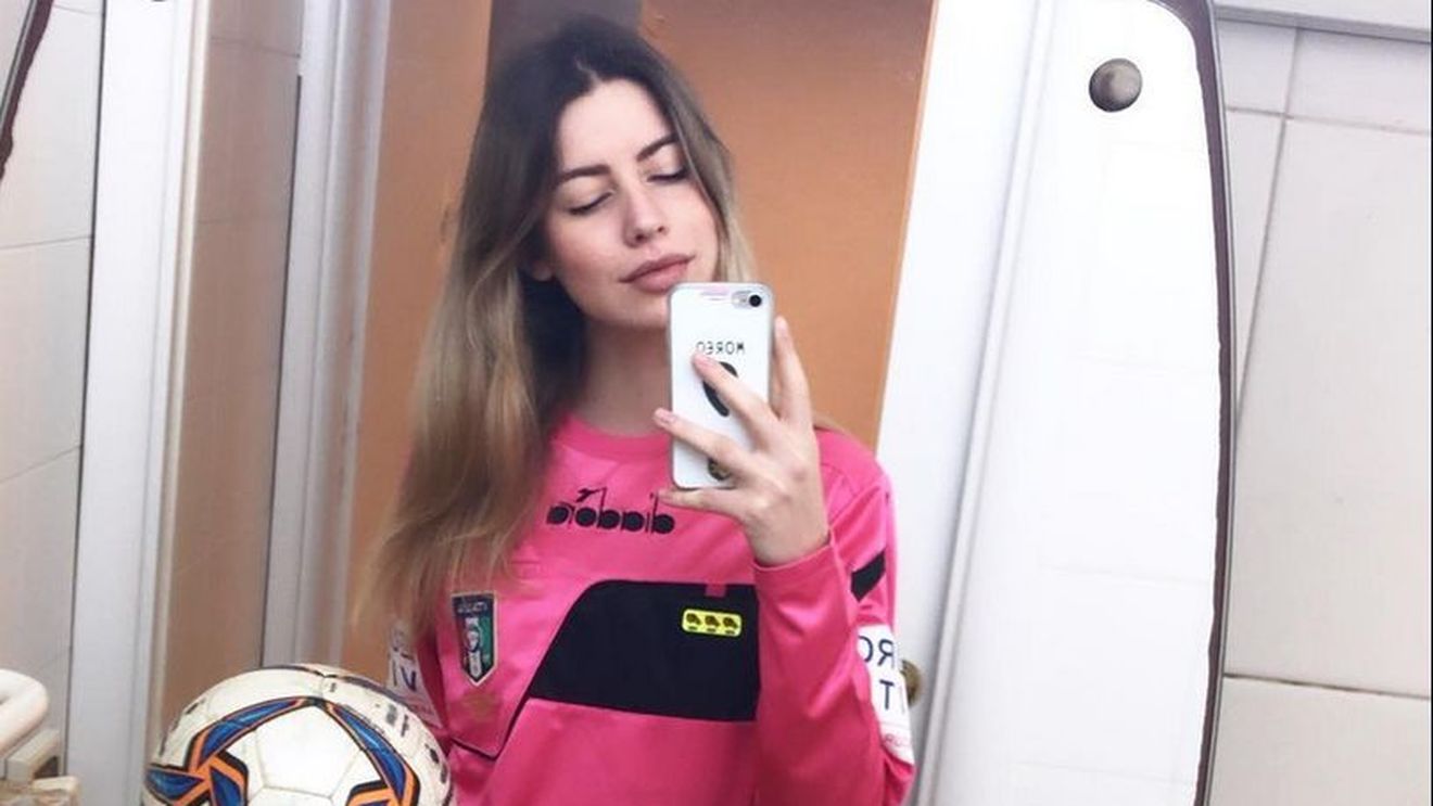 Un meci arbitrat de o femeie a produs scene incredibile. Un jucător s-a dezbrăcat în fața ei și i-a spus: "Dă-mi roșu dacă ai ouă. Dacă nu...". Spectatorii au jignit-o pe tot parcursul partidei