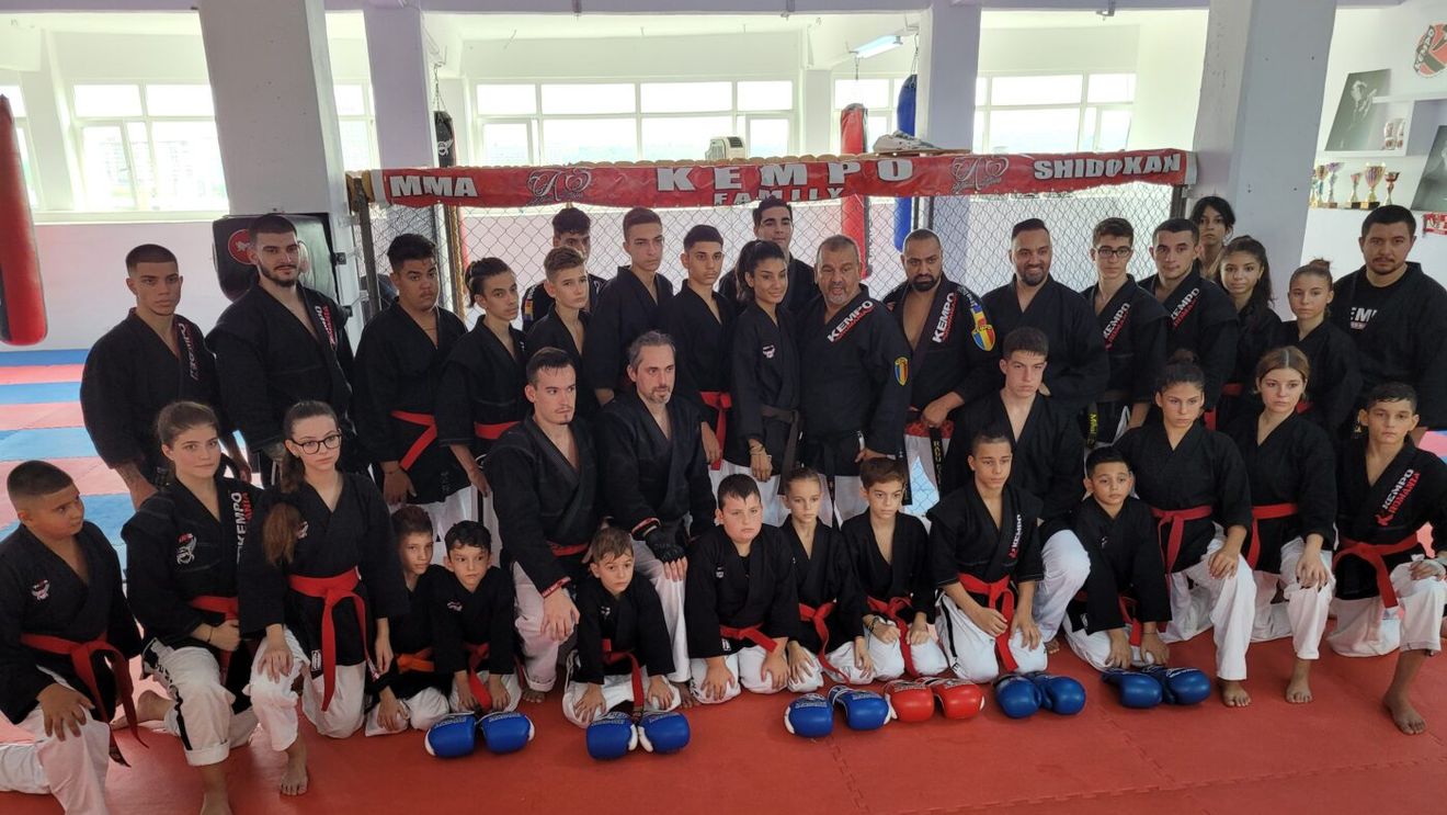 Ce poveste! Face naveta trei ore pe zi ca să se antreneze la kempo