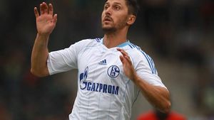 Marica poate da lovitura carierei:** "Sunt extrem de interesați de transferul lui". Schalke recunoaște că românul poate părăsi Germania. Unde e dorit atacantul