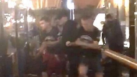 Violențe la Kiev, cu două zile înaintea finalei Ligii! VIDEO | Fanii lui Liverpool, "măcelăriți" într-un restaurant de lângă stadionul Olimpic: "Au venit la noi ca la niște câini, e teribil!" Vinovații pentru atacul care i-a șocat pe englezi