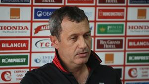 Rednic a fost instalat în locul lui Flavius Stoican: "Gata cu reconstrucția și construcția. Vrem să luptăm pentru titlu în sezonul următor". Negoiță: "Știe să negocieze, nici eu nu am fost zgârcit"