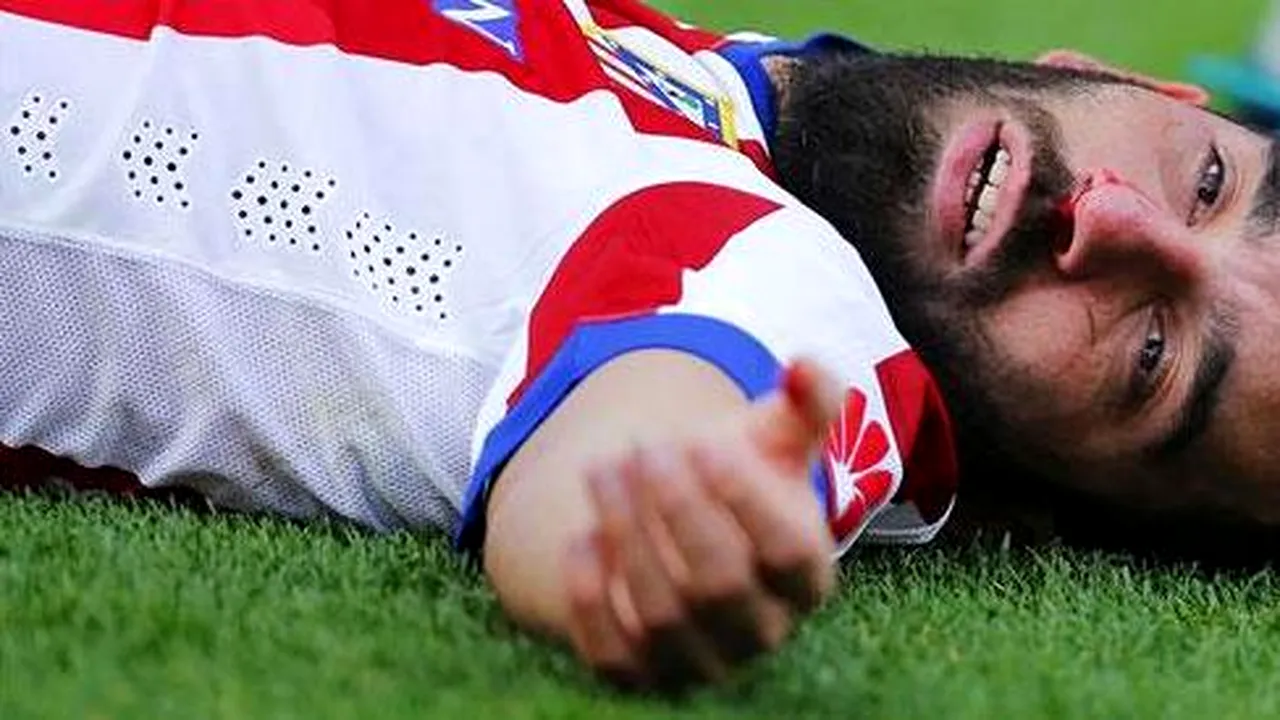 FOTO | Arda Turan, la un pas de tragedie. Mijlocașul lui Atletico Madrid a rămas nemișcat pe teren în meciul cu Malaga. A dat apoi o pasă de gol