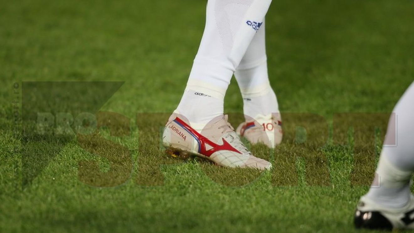 FOTO EXCLUSIV / Costea a jucat cu ghetele lui Adrian Mutu!