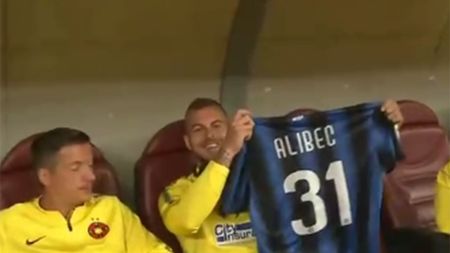 FOTO | Un copil l-a adus pe Denis Alibec în culmea fericirii. Ce cadou a primit atacantul lui FCSB