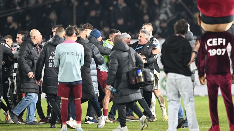 EXCLUSIV Gesturi scandaloase! Au apărut imaginile cu momentul în care Andrei Cordea îl provoacă pe Cristiano Bergodi, înainte de bătaia de la CFR Cluj – U Cluj