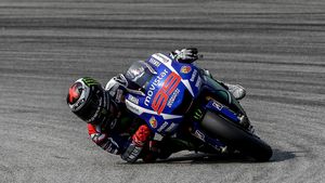 Lorenzo pleacă de la Yamaha cu o victorie la Valencia. Spectacol pe circuit între Rossi și Iannone
