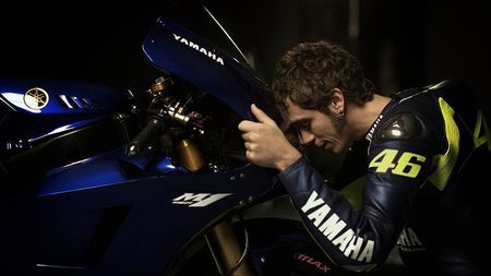 FOTO Rossi s-a fotografiat alături de noua motocicletă!** Marc Marquez, copilul-minune din MotoGP, și-a prezentat "racheta" cu care se va bate cu "Il Dottore"