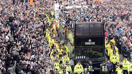 Aşa arată bucuria fotbalului. Imagini fabuloase cu sute de mii de oameni, ieşiți în stradă pentru a sărbători primul trofeu câştigat de Newcastle după 70 de ani