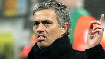 VIDEO **Ultima "fiță" a lui Mourinho: vede reluările de la masa observatorilor!