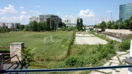 ”Prima casă” a Universității Craiova va fi dărâmată. Stadionul Tineretului va fi pus la pământ, iar în locul lui se pregătește construirea unei arene multifuncționale. Planul a fost prezentat ministrului Eduard Novak