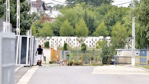 FOTO EXCLUSIV Vizită suspectă a lui Rocha la Chiajna!** Atacantul a intrat în panică: "De ce mă pozați? Nu e bine!"