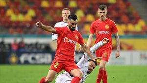 Fotbalistul cu 9 vieți de la FCSB dezvăluie de ce nu a reușit la Rapid, sub conducerea lui Răzvan Lucescu!