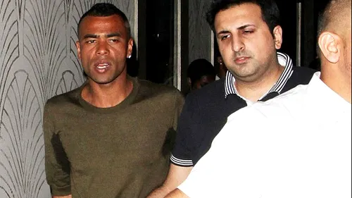 Noaptea pe care Ashley Cole își va dori să o uite. FOTO: Cum a fost surprins la ieșirea din club