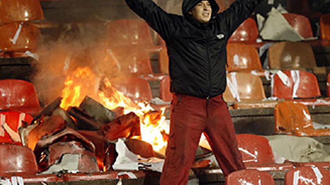 VIDEO  Partizan Belgrad a câștigat derby-ul cu Steaua Roșie**, încheiat cu 8 răniți și 40 de arestați