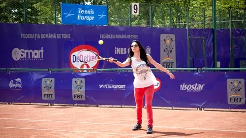 Cântăreața Ellie White a lăsat tocurile și a intrat pe terenul de tenis pentru a-l înfrunta pe campionul european de juniori, Bogdan Borza