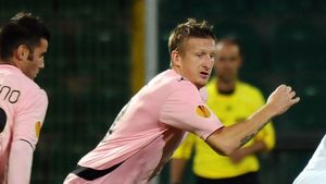 I-a dat 3 goluri lui Utrecht, dar n-a trecut de Goian:** "Românul a fost jandarmul perfect pentru Cavani!"