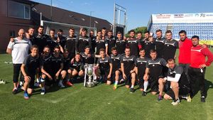 În sfârșit! După câteva zile petrecute cu familia Leasă, Cupa României a ajuns la FC Voluntari. Evenimentul, salutat pe Facebook cum se cuvine: "Alb-vișinii au adus trofeul"