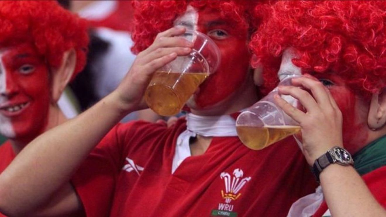 Fanii homosexuali și transgender vor putea asista la meciurile Mondialului din Qatar, dar sunt avertizați: "Manifestaţiile publice de afecţiune sunt dezaprobate" + Cât costă o halbă de bere