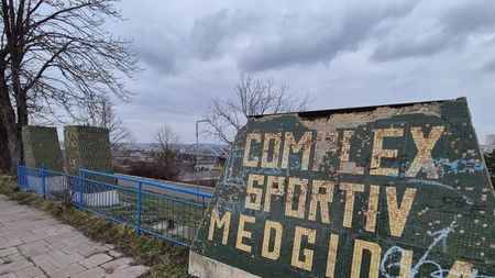 Cum arată azi stadionul din Medgidia, arenă care strângea 40.000 de spectatori la un meci. Legenda spune că s-a umplut o singură dată, în 1984. SPECIAL