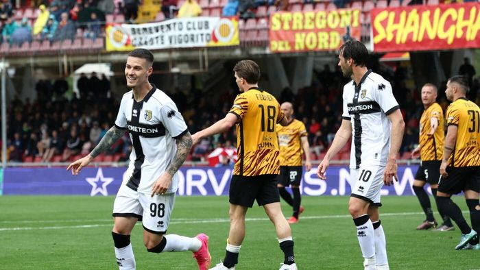 Dennis Man a primit cea mai mare notă din echipa sa după ce a marcat în Benevento - Parma 2-2. Fabio Pecchia, certat pentru că l-a înlocuit: „Nu întâmplător Parma a scăzut după schimbarea surprinzătoare a lui Man”