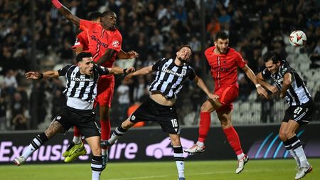 Comoție cerebrală și zece cusături. Diagnostic dur pentru fotbalistul lui PAOK care s-a ciocnit cu portarul în meciul cu FCSB
