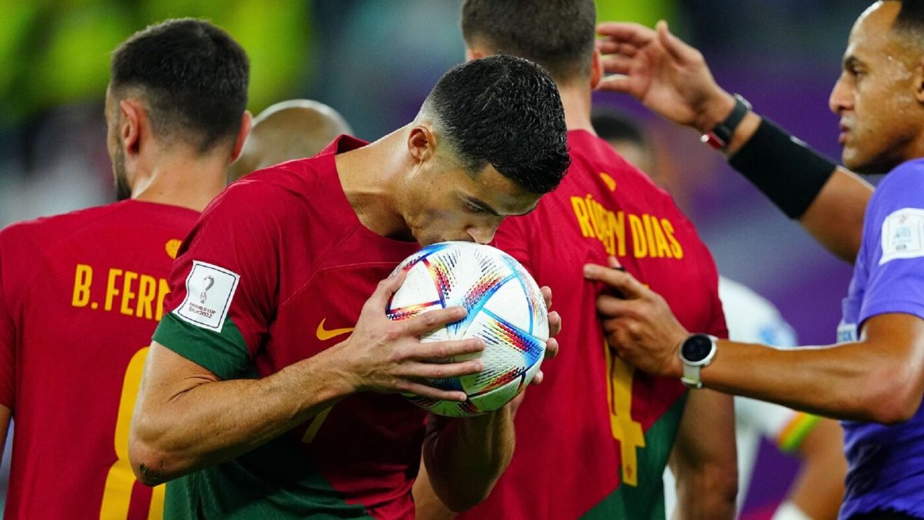 Cristiano Ronaldo a trecut peste șocul despărțirii de Manchester United și a devenit primul fotbalist care marchează la cinci Cupe Mondiale