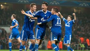 Aroganță maximă a fanilor lui Schalke pe stadionul lui Arsenal!** VIDEO Lui Marica nu i-a venit să creadă ce aude când a intrat pe teren 