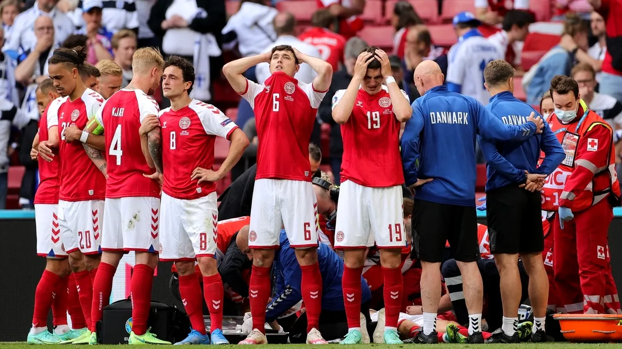 Gestul impresionant al fotbaliștilor danezi care au stat lângă Eriksen și cum l-au condus