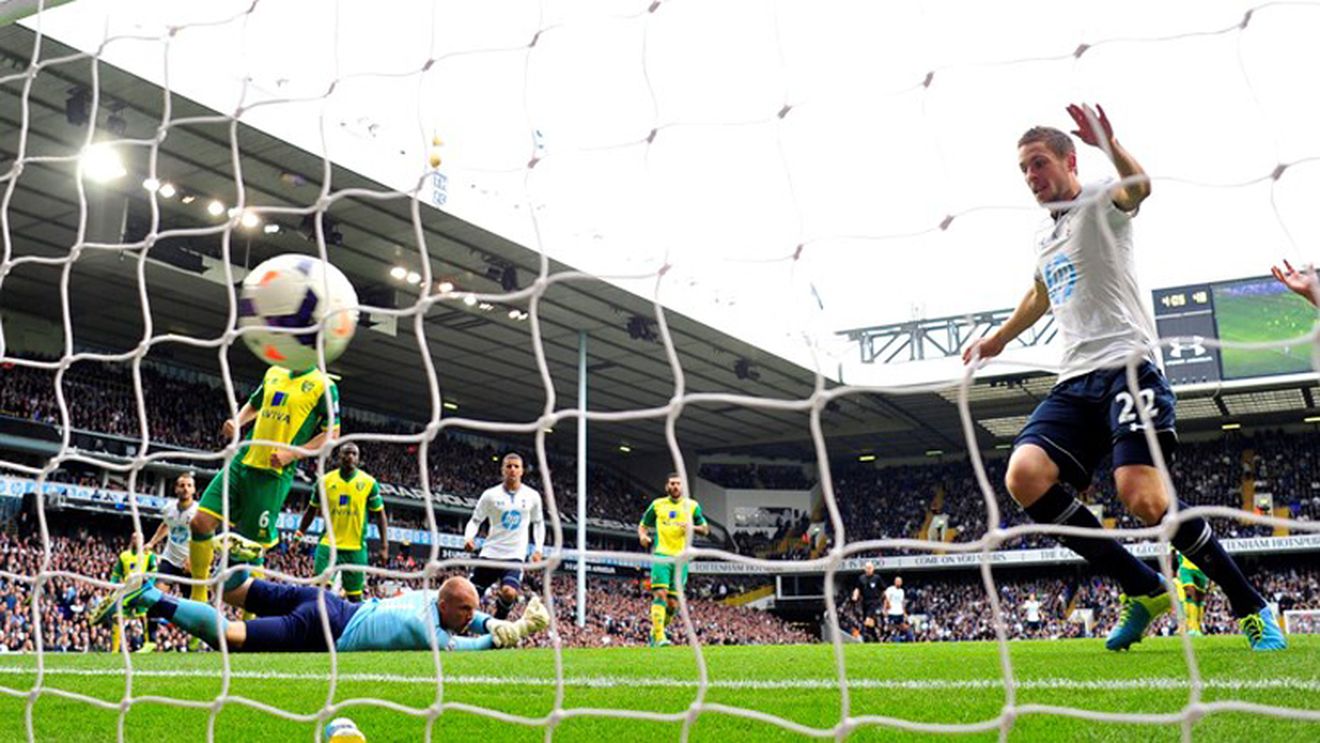 Demers unic în Premier League. Nemulțumiți de prestațiile favoriților, fanii lui Norwich au decis: a doua rezervă de portar e "jucătorul anului"