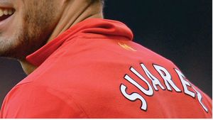 Canibal Suarez!** Starul lui Liverpool riscă o suspendare după ce l-a mușcat pe Ivanovic în derby-ul cu Chelsea! Prima reacție a vârfului: