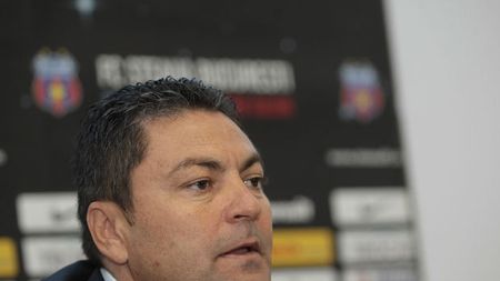 A lăsat grijile acasă!** Ilie Stan simte că nu-și joacă postul cu Schalke: "Am o înțelegere cu Gigi Becali, sunt liniștit"