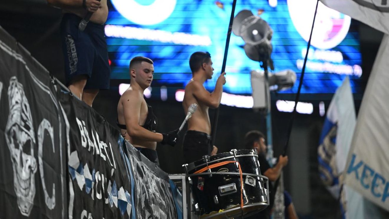 Aproape de tragedie. Un suporter al Universităţii Craiova a căzut din tribune pe teren la meciul cu FC Argeş. EXCLUSIV