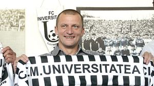 Munteanu, renegat de `șepci`:** "Pleacă, gunoiule!"