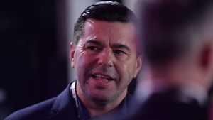Cosmin Contra a împlinit azi 45 de ani, dar fanii dinamoviști l-au făcut praf: „Ești un laș! Să nu mai revii niciodată”