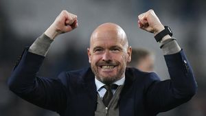 Imaginea fotbalului din viitor: Manchester United a avut 8 analiști video pe Camp Nou care i-au transmis informații în timp real lui Erik ten Hag